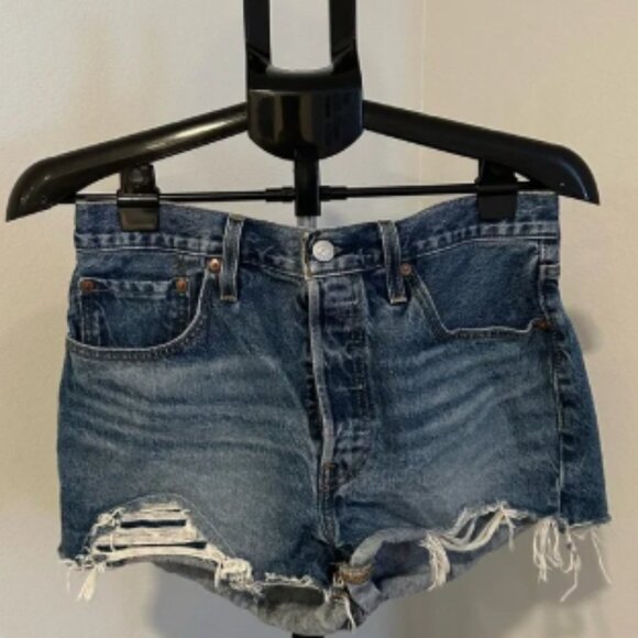 Levi's Classic Blue Jeans with Leather Patch - Picture 1 of 5